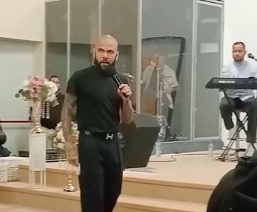 Daniel Alves durante culto em igreja evangélica na Espanha