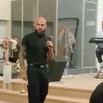 Absolvido de crime, Daniel Alves ministra culto em igreja evangélica na Espanha