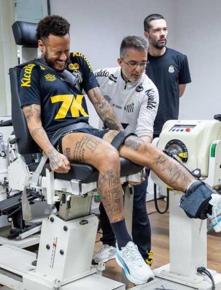 Em recuperação de lesão na coxa, Neymar realizou testes físicos nesta segunda-feira (27)