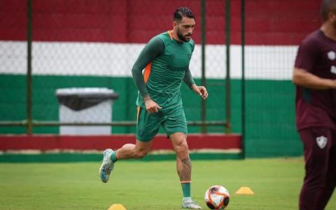 Freytes volta ao time titular do Fluminense