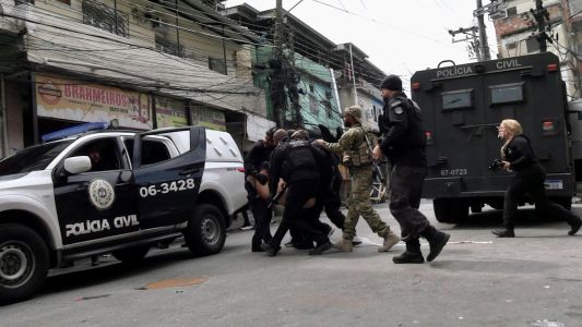 Megaoperação contra traficantes do Comando Vermelho (CV), realizada nesta terça-feira (28) no Rio de Janeiro, resultou na morte de dezenas de pessoas