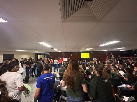 Protestos marcaram a reunião na Comissão de Administração Pública da ALMG nesta terça-feira (28)