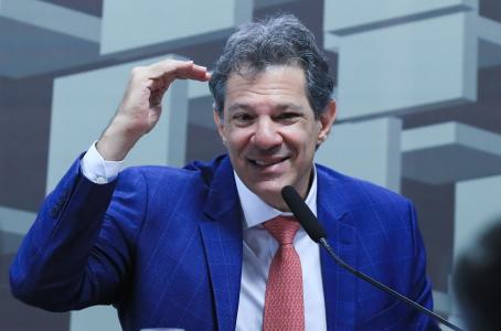 Haddad se reuniu com o senador Renan Calheiros (MDB-AL), relator da isenção do IR, nesta terça-feira (28)