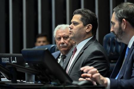O senador Davi Alcolumbre (C) é presidente do Senado e do Congresso Nacional