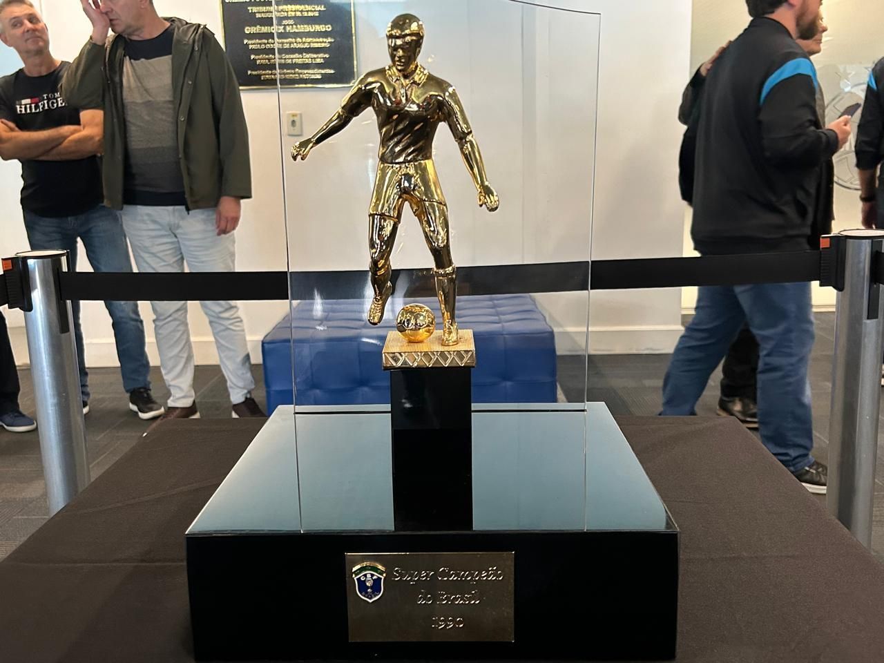 Grêmio recebe taça da Supercopa do Brasil 1990 após três décadas; veja detalhes