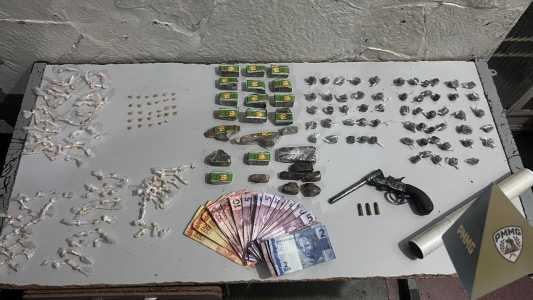 PM apreendeu drogas, arma de fogo, munições e dinheiro.