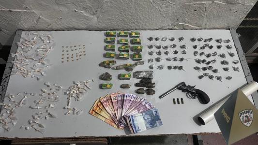 PM apreendeu drogas, arma de fogo, munições e dinheiro.