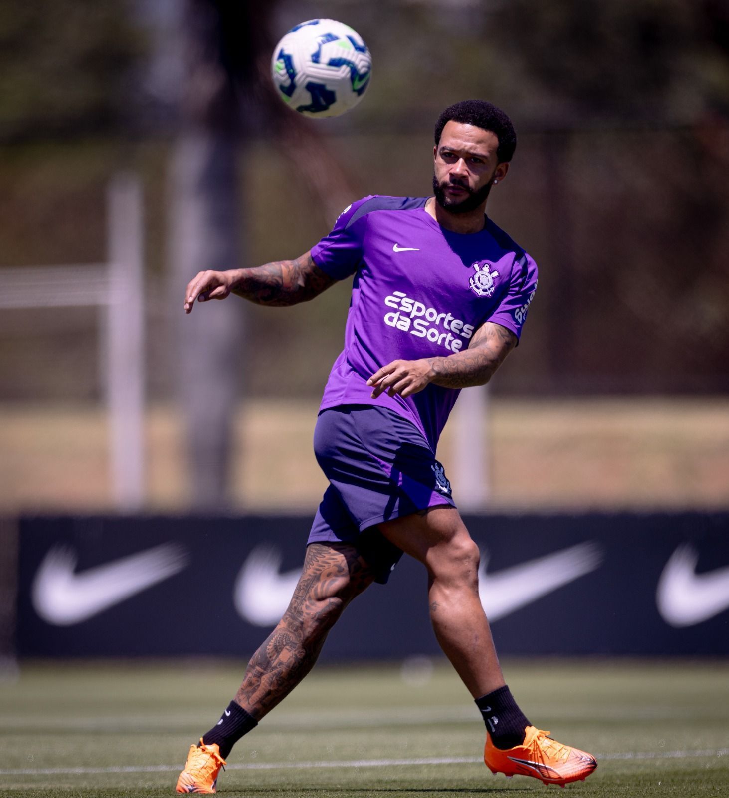 Memphis se apresenta ao Corinthians após problema no Rio de Janeiro