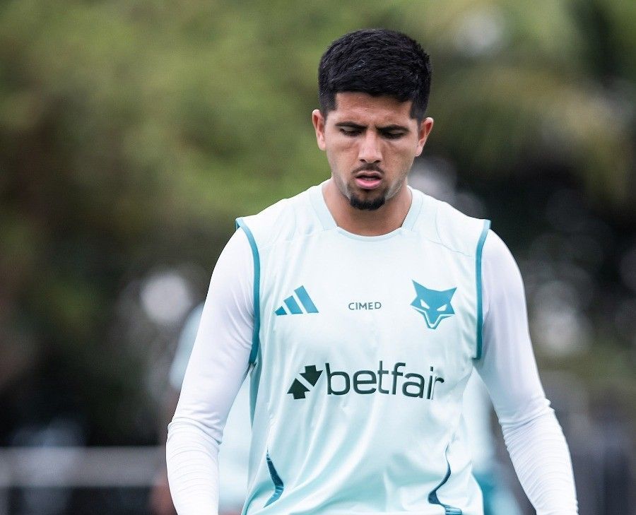Zagueiro do Cruzeiro que pertence ao Athletico-PR tem futuro incerto