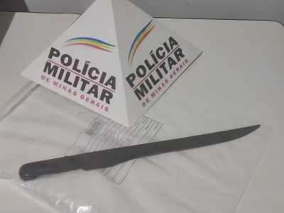 Facão usado no crime foi apreendido pela Polícia Militar.