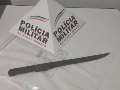 Facão usado no crime foi apreendido pela Polícia Militar.