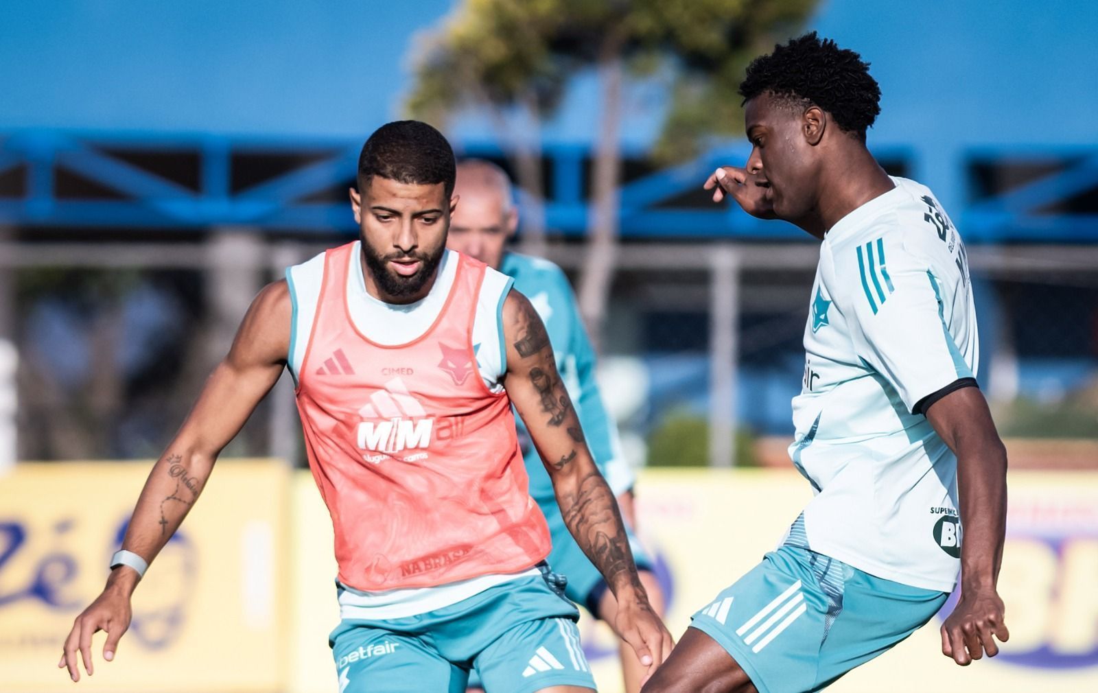 João Marcelo e Jonathan Jesus podem formar dupla de zaga do Cruzeiro após 10 meses