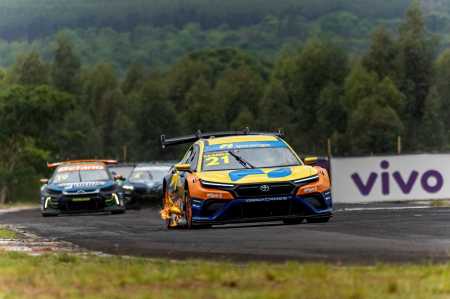 Carros da Stock Car em ação na etapa de Campo Grande, a nona da temporada