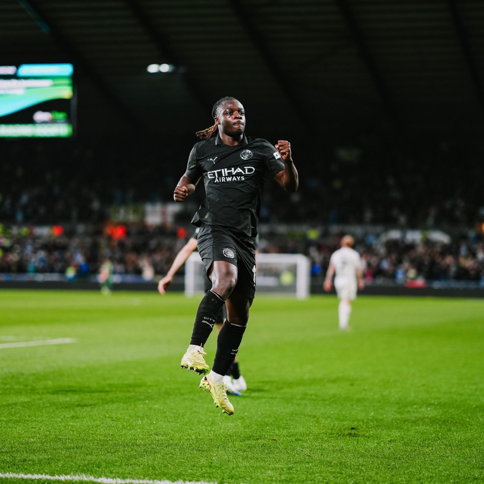 Time da Segunda Divisão marca golaço, mas City vence de virada e avança na Copa da Liga
