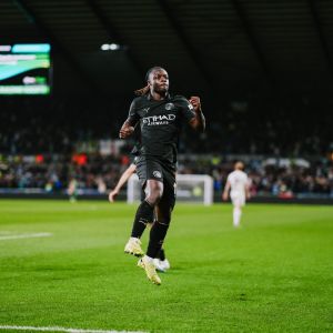 Jérémy Doku comemorando gol pelo Manchester City
