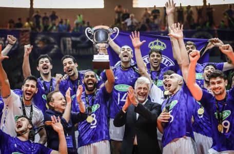 Sada Cruzeiro com a taça do Mundial de Clubes de 2024