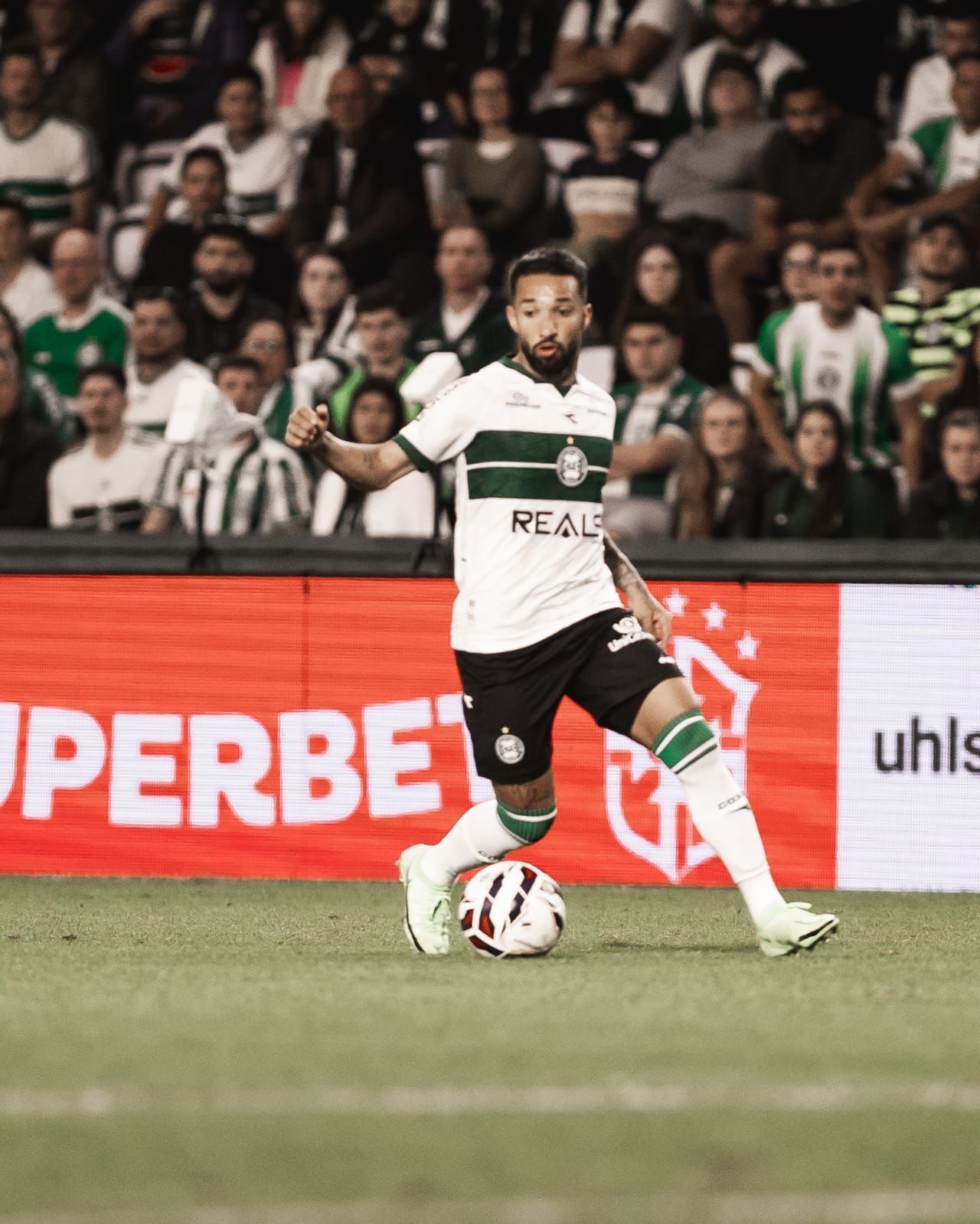 Titular do Coritiba aponta equipe ‘muito perto’ do acesso e analisa cenário da Série B