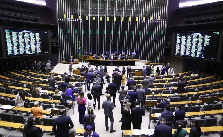 Câmara aprova projeto que permite atualizar valor de imóveis e veículos no IR