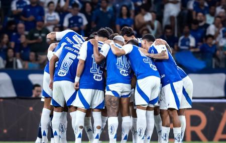 Jogadores do Cruzeiro reunidos antes de jogo pela Série A do Campeonato Brasileiro