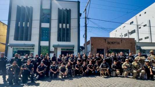 Cerca de 130 policiais civis e militares cumpriram 45 ordens judiciais nesta quinta-feira (30).