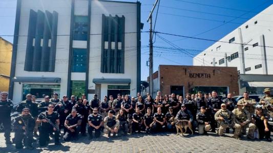 Cerca de 130 policiais civis e militares cumpriram 45 ordens judiciais nesta quinta-feira (30).