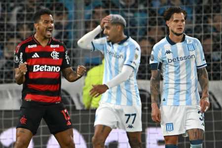 Jogadores do Racing (ao fundo da foto) lamentam a eliminação na semifinal da Libertadores 2025, diante do Flamengo