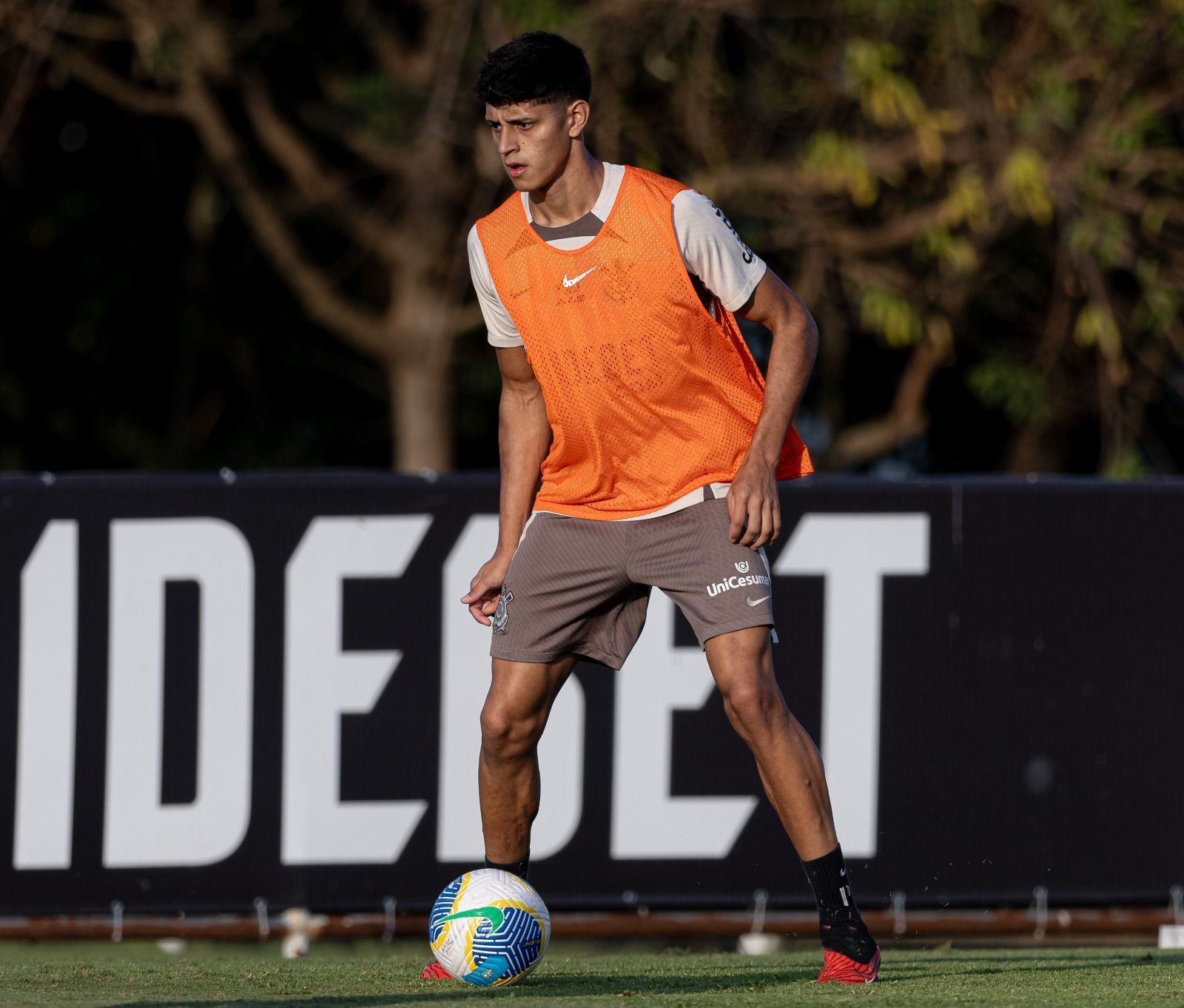 Diretoria do Corinthians prepara reunião para discutir futuro de zagueiro da base
