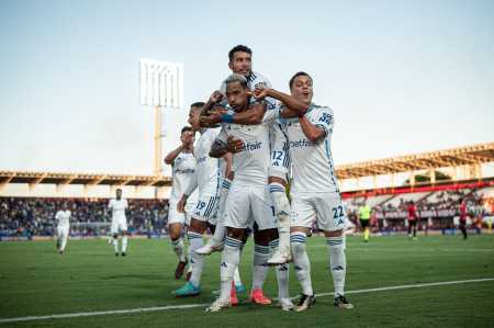 Vitinho (direita) comemora gol de Matheus Pereira (esquerda) pelo Cruzeiro em 2024 • Staff Images/Cruzeiro