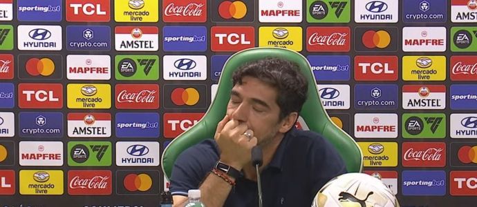 Abel Ferreira se emociona em coletiva do Palmeiras após jogo contra a LDU
