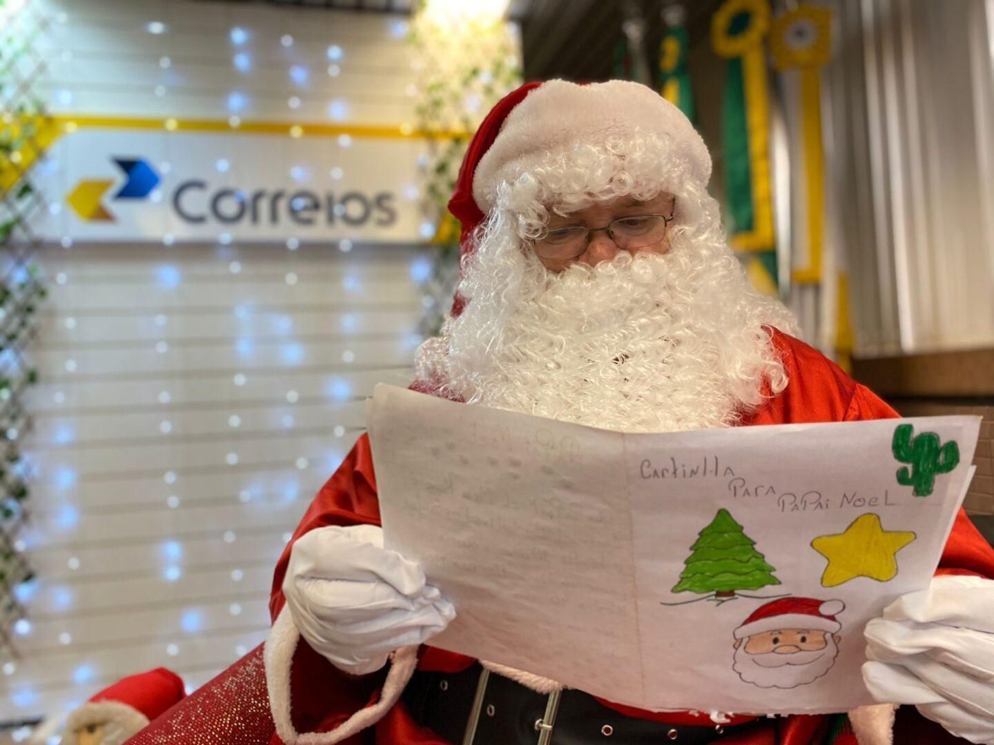 Papai Noel dos Correios 2025: saiba como adotar uma cartinha