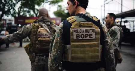 Moradores do Rio de Janeiro aplaudem policiais do BOPE após megaoperação contra o CV
