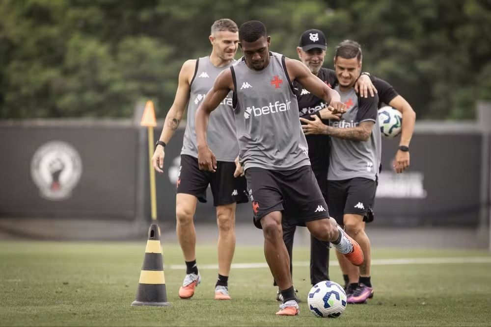 Destaque do Vasco treina com elenco e reforça contra o São Paulo