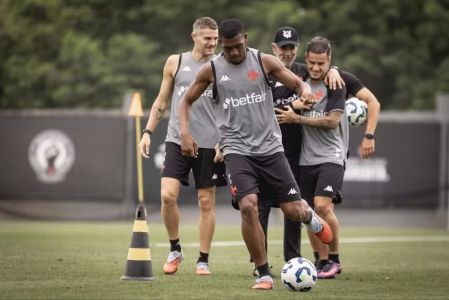 Rayan treinando com o elenco do Vasco no CT Moacyr Barbosa