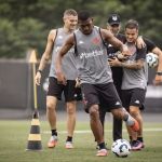 Destaque do Vasco treina com elenco e reforça contra o São Paulo