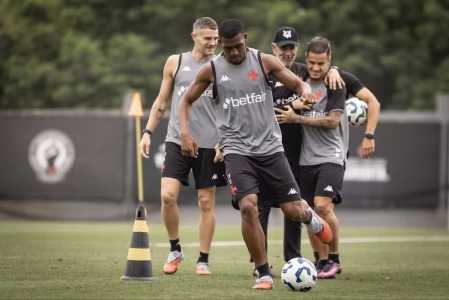 Rayan treinando com o elenco do Vasco no CT Moacyr Barbosa