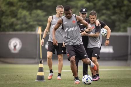 Rayan treinando com o elenco do Vasco no CT Moacyr Barbosa