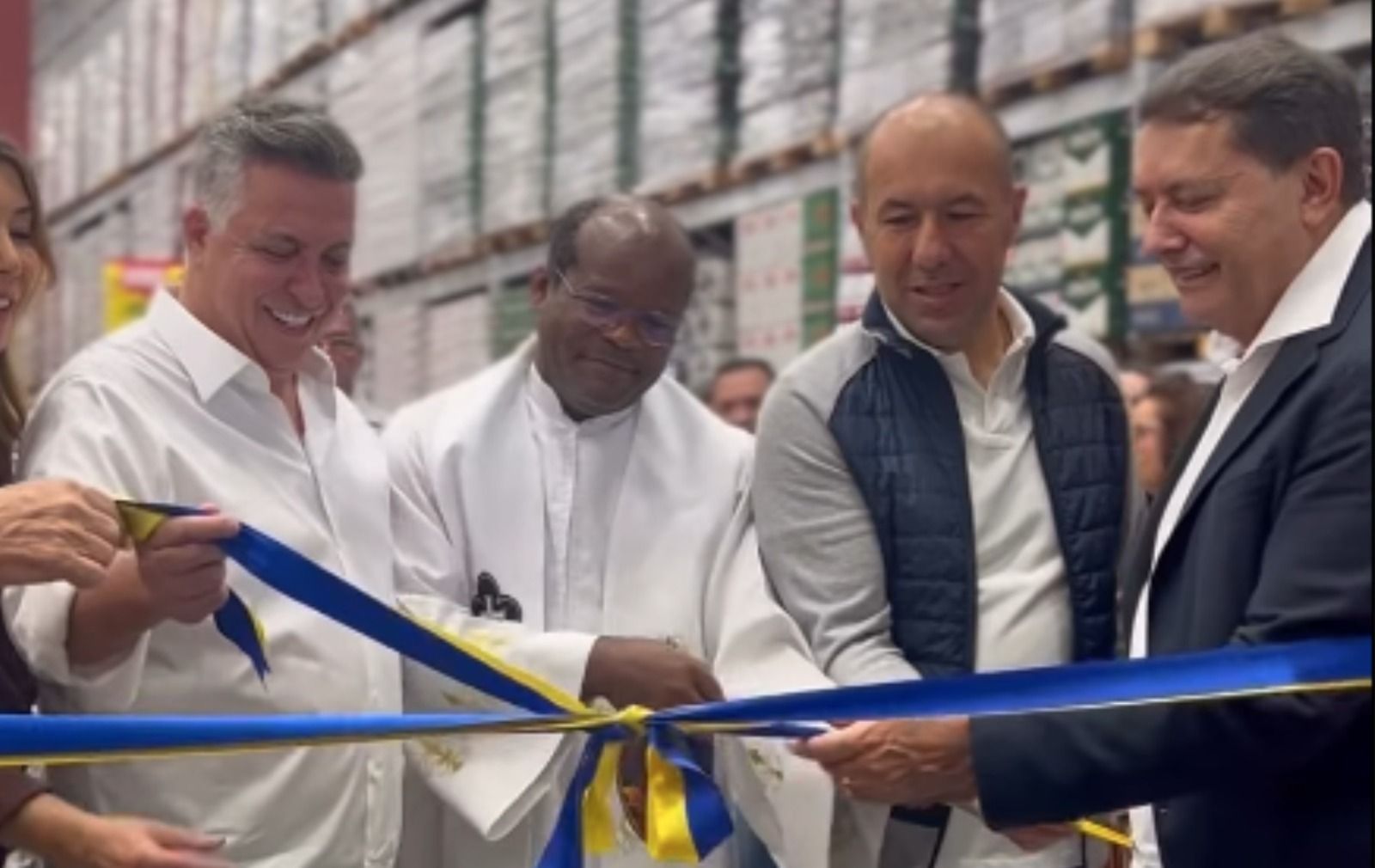 Jardim, do Cruzeiro, inaugura supermercado com Pedrinho; assista