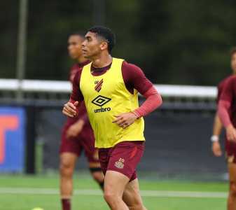 Julimar segue como titular do Athletico após os dois gols sobre o Amazonas
