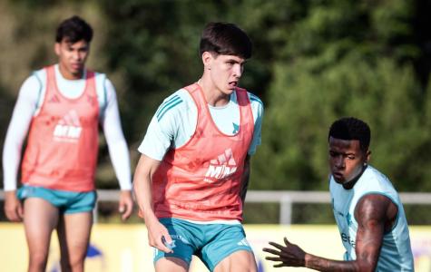 Rayan Lelis durante treino do Cruzeiro na Toca da Raposa II