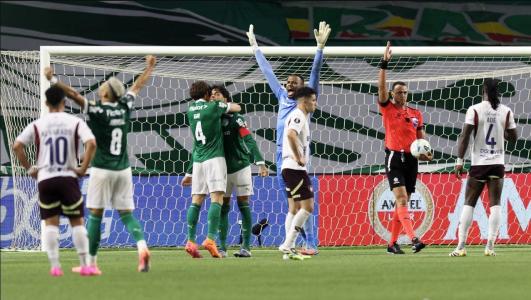 Jogadores do Palmeiras celebram apito final da vitória sobre a LDU pela Libertadores