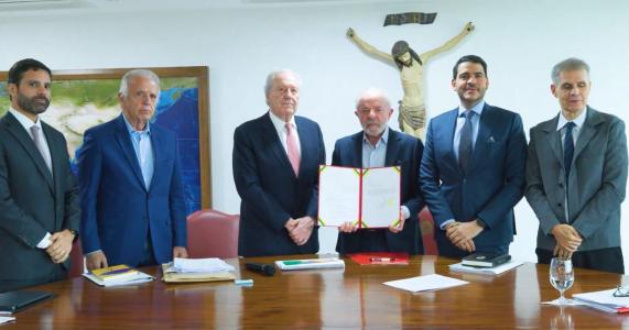 O presidente Lula assina o pacote antifacção