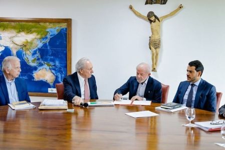 Lula assina o projeto "antifacção"