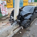 BMW bate em poste e deixa vítimas em BH