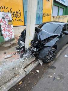 BMW bateu em cheio em poste em BH