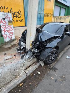 BMW bateu em cheio em poste em BH