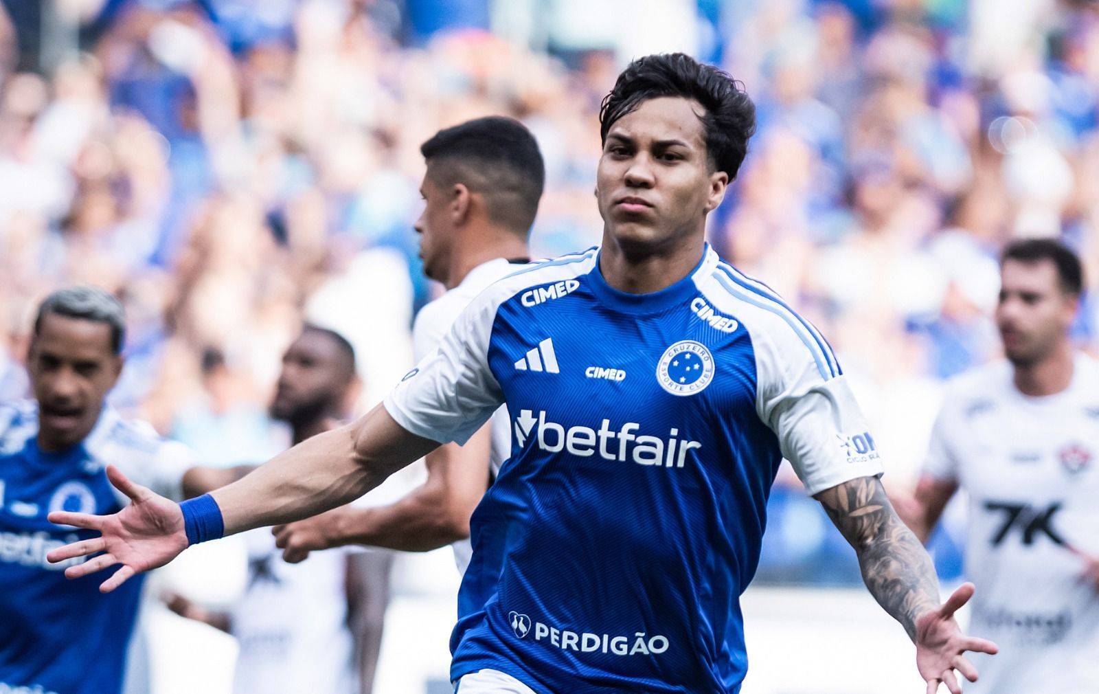 Ataque brilha, Cruzeiro bate Vitória no Mineirão e cola na liderança do Brasileirão