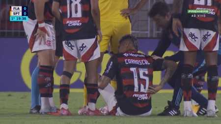Com dores, Jorge Carrascal deixa o campo ainda no primeiro tempo de duelo com Sport