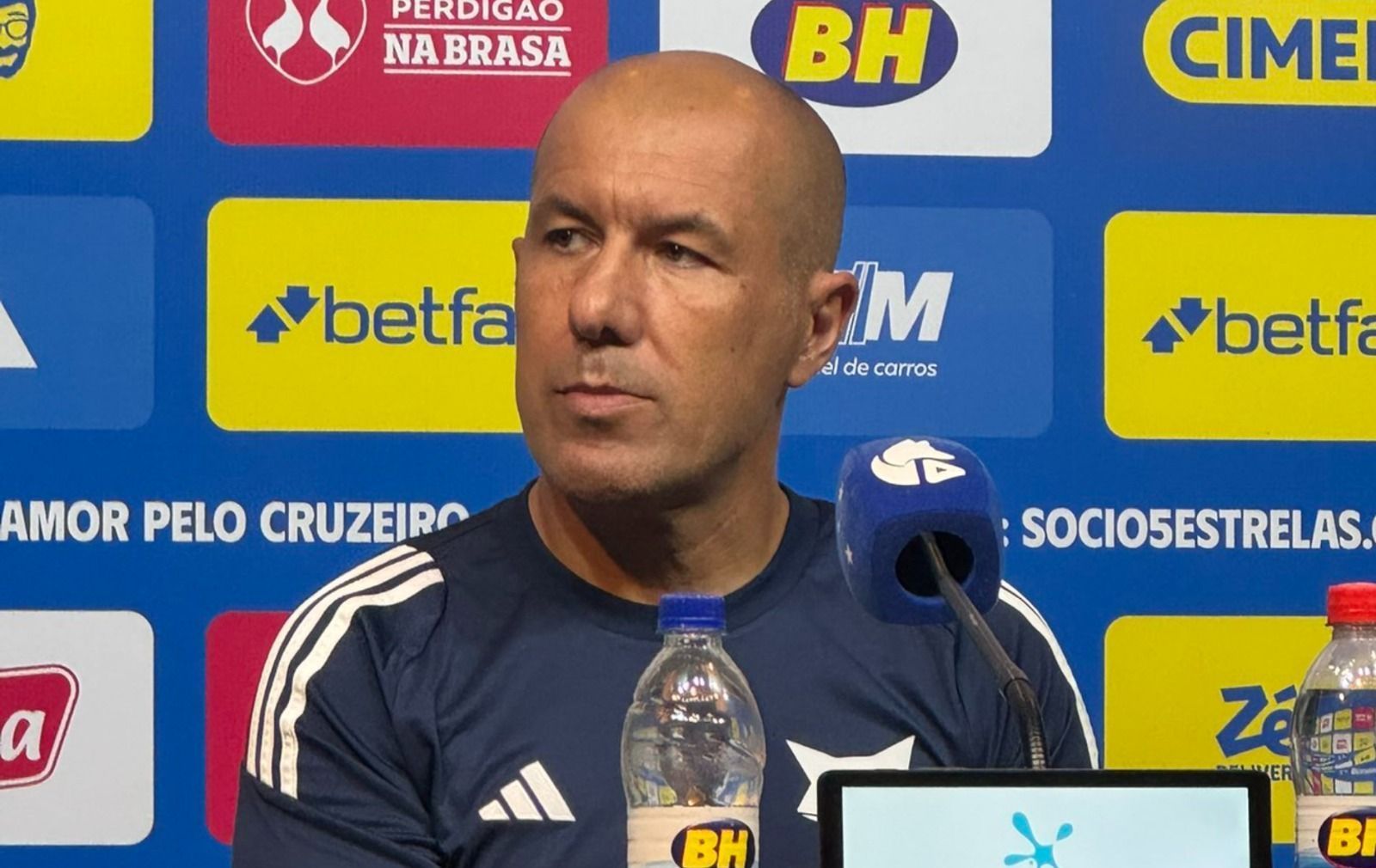 Jardim abre o jogo sobre zagueiro que pediu para deixar o Cruzeiro