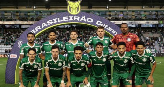 Jogadores do Palmeiras perfilados antes de jogo contra o Juventude pelo Brasileirão