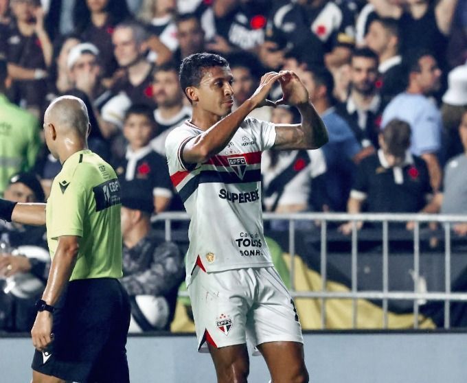 Luiz Gustavo desabafa após gol pelo São Paulo e responde sobre renovação de contrato